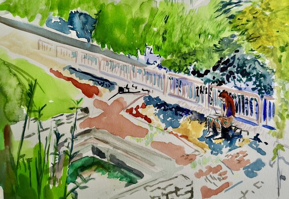 Aquarelle représentant une personne assise qui dessine dans un parc verdoyant, près d'une balustrade - Agrandir l'image, fenêtre modale