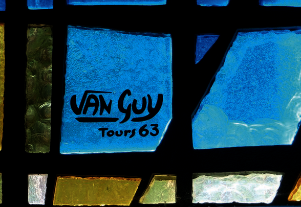 Signature de l'artiste Van Guy, Tours 63, inscrite sur une dalle de verre bleu du vitrail - Agrandir l'image, fenêtre modale