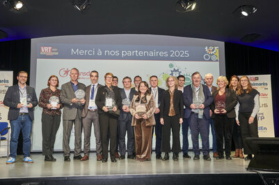 Délégations primées tenant leurs trophées sur scène lors de la remise du Palmarès VRT 2025 à Paris