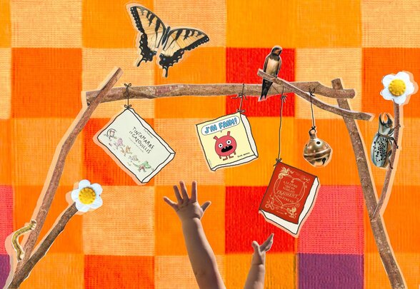 Mains de bébé tendues vers des livres jeunesse suspendus à des branches, dans un décor coloré et ludique - Agrandir l'image, fenêtre modale