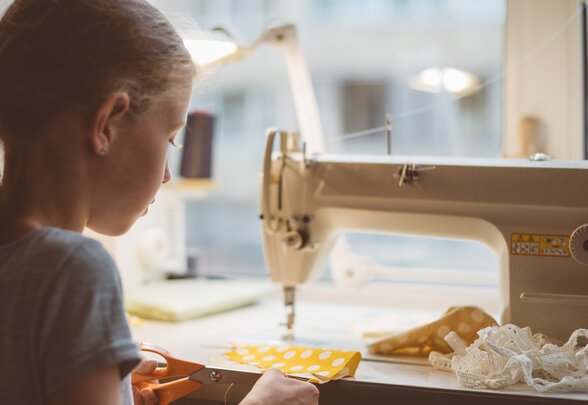 Little girl working on sewing machine at home. - Agrandir l'image, fenêtre modale