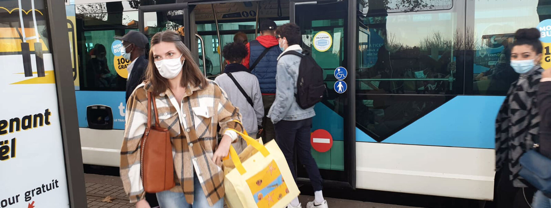 Arrêt de bus aux Jardins de la Brèche