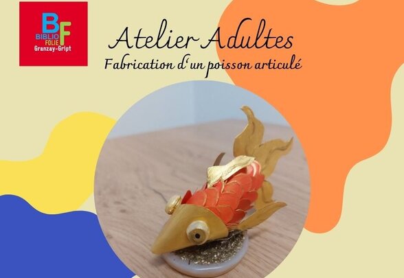Poisson articulé fabriqué en papier aux tons dorés et orangés, posé sur une surface en bois, exemple du résultat de l'atelier - Agrandir l'image, fenêtre modale