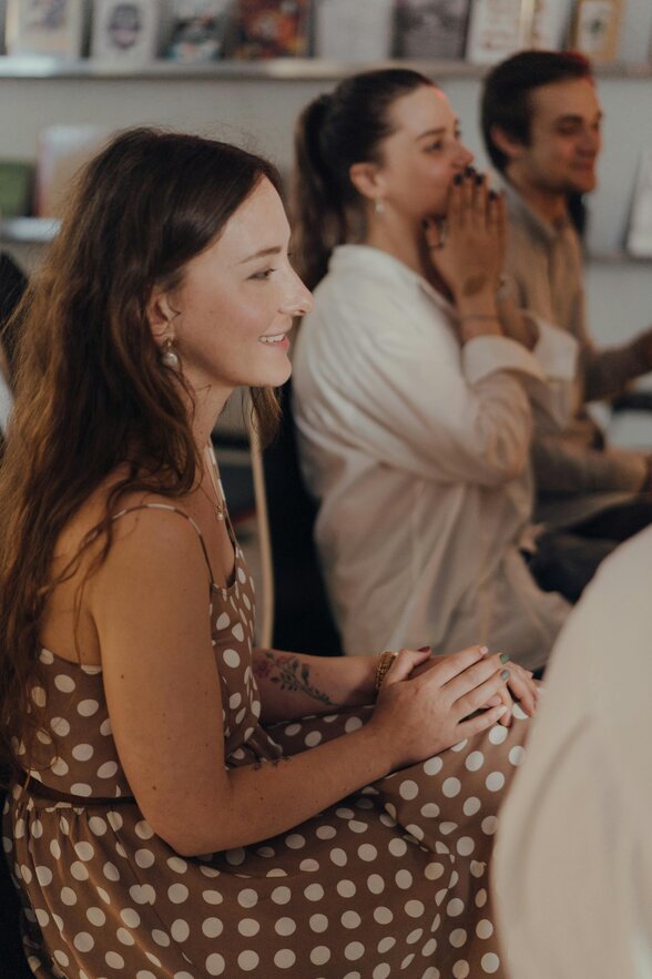 Participantes souriantes et attentives, assises lors d'un échange professionnel autour de la jeune photographie - Agrandir l'image, fenêtre modale