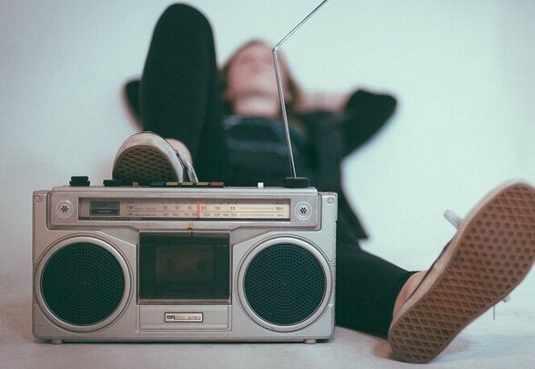 Personne allongée par terre à côté d'un boombox radio vintage - Agrandir l'image, fenêtre modale