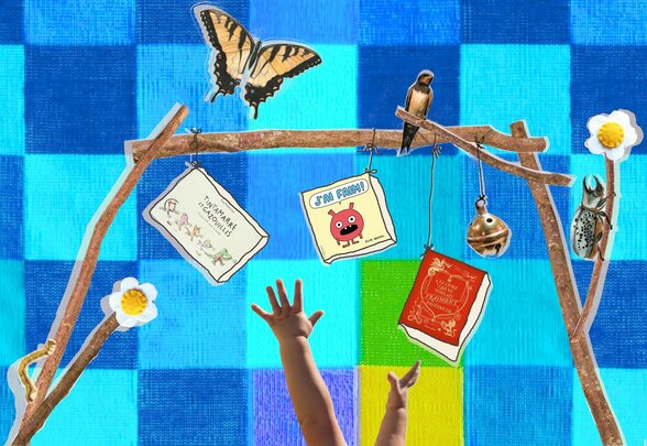 Illustration colorée de l'événement Bébés-lecteurs : des mains d'enfant tendent vers des livres suspendus à des branches - Agrandir l'image, fenêtre modale