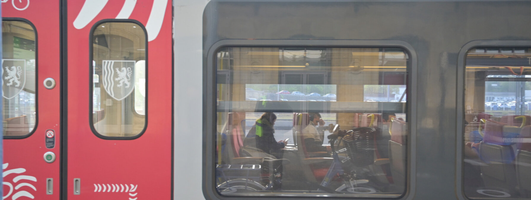 Rame TER Nouvelle-Aquitaine stationnée en gare de Niort, des voyageurs visibles à bord