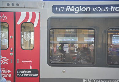 Rame TER Nouvelle-Aquitaine stationnée en gare de Niort, des voyageurs visibles à bord