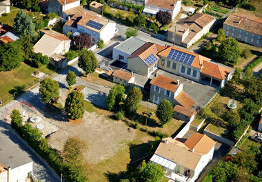 Panneaux photovoltaïques à l'école d'Amuré © JJ Guillet