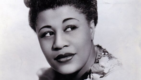Portrait noir et blanc d'Ella Fitzgerald, chanteuse de jazz américaine, figure emblématique du swing - Agrandir l'image, fenêtre modale