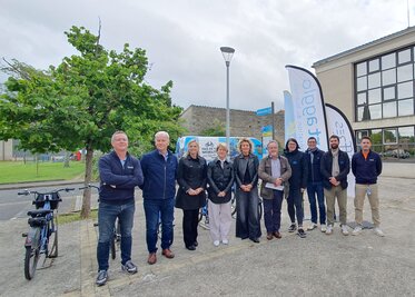 Groupe d'élus et partenaires de Niort Agglo réunis en extérieur pour l'inauguration d'une nouvelle station, un vélo VLS au premier plan.