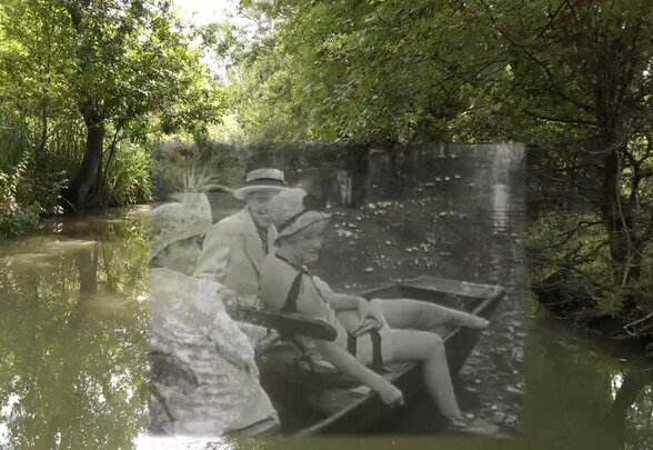 Montage mêlant un paysage verdoyant de marais et une archive photographique en noir et blanc de deux personnes en barque - Agrandir l'image, fenêtre modale