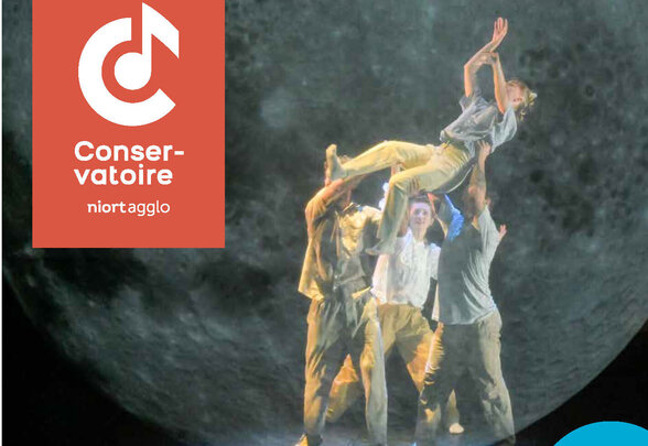Affiche : danseurs en portée sur scène devant une lune géante, les 2 et 3 avril, Salle du Patronage laïque, Niort - Agrandir l'image, fenêtre modale