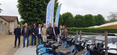 Élus et partenaires réunis devant la station VLS de Bessines, avec Christophe Guinot, maire, portant l'écharpe tricolore
