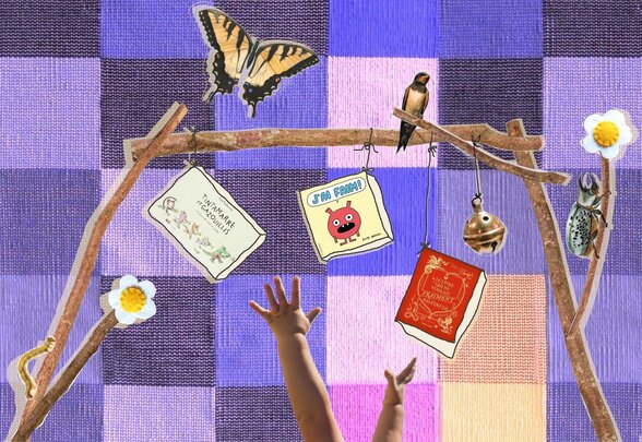 Illustration colorée : mains de bébé tendues vers des livres suspendus à des branches, fond vichy violet - Agrandir l'image, fenêtre modale