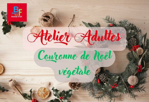 Modèle de couronne de Noël avec branches de sapin, houx, pommes de pin, baies rouges et agrumes séchés - Agrandir l'image, fenêtre modale