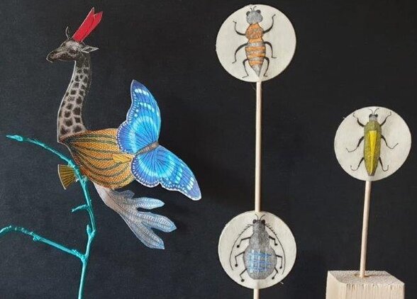 Créations de l'atelier : animal fantastique en collage mêlant girafe et papillon bleu, et insectes illustrés sur médaillons - Agrandir l'image, fenêtre modale