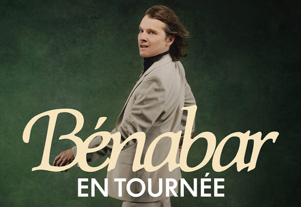 Affiche promotionnelle « Bénabar en tournée » – l'artiste en costume beige marche de profil sur fond vert sombre - Agrandir l'image, fenêtre modale
