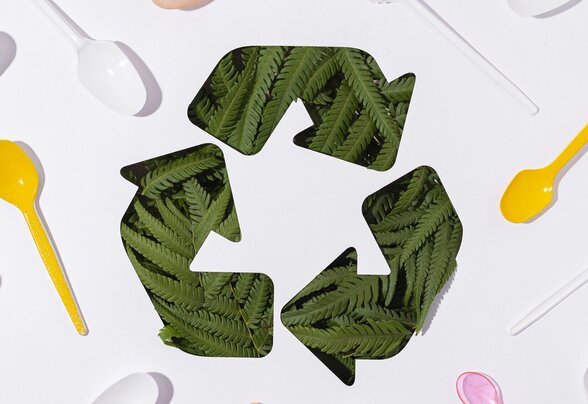 Pictogramme de recyclage formé de feuilles de fougère, entouré de cuillères en plastique jetables - Agrandir l'image, fenêtre modale