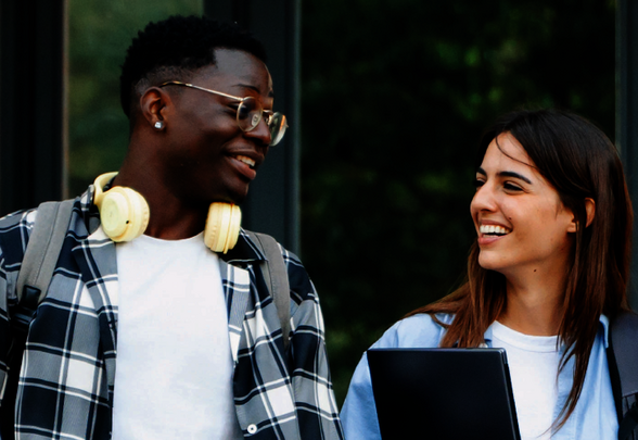 28 février, 9h-17h, Centre du Guesclin, Place Chanzy – deux étudiants souriants s'échangeant - Agrandir l'image, fenêtre modale