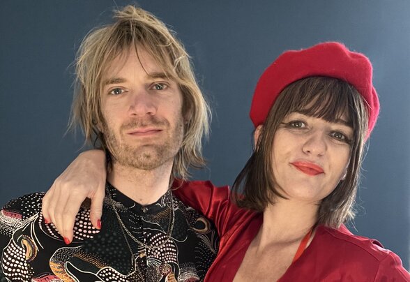Laure Elie et Chris Kramer, artistes du duo BEH'OUAI, posent ensemble pour leur promotion - Agrandir l'image, fenêtre modale