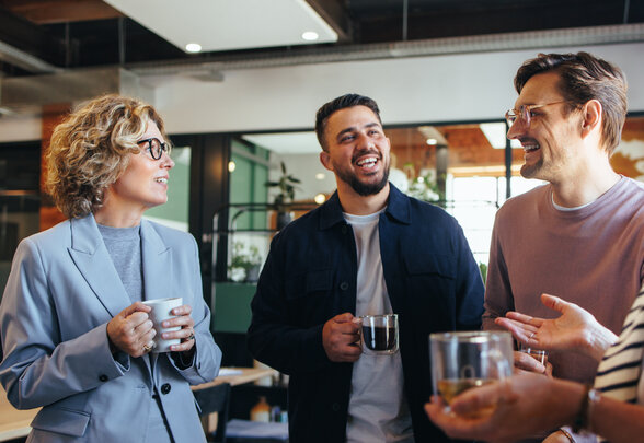 Happy colleagues having a coffee break in an office - Agrandir l'image, fenêtre modale