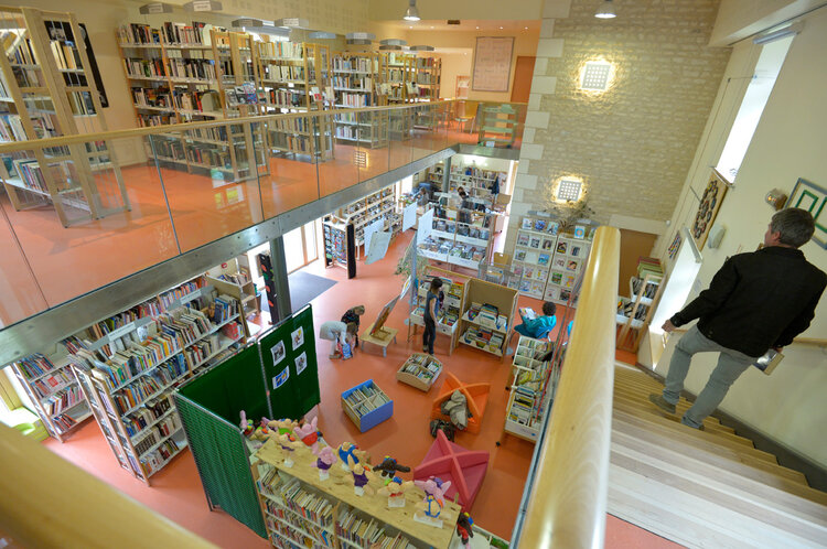 Médiathèque Georges-Léon Godeau à Villiers-en-plaine, vue intérieure