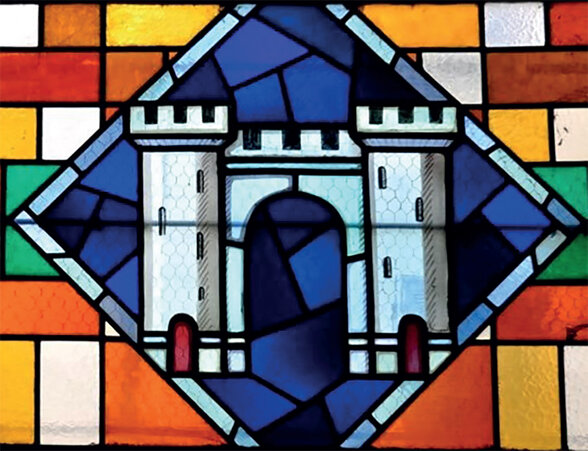 Porte fortifiée à deux tours représentée en pièces de verre coloré sertis au plomb, sur fond bleu vif - Agrandir l'image, fenêtre modale