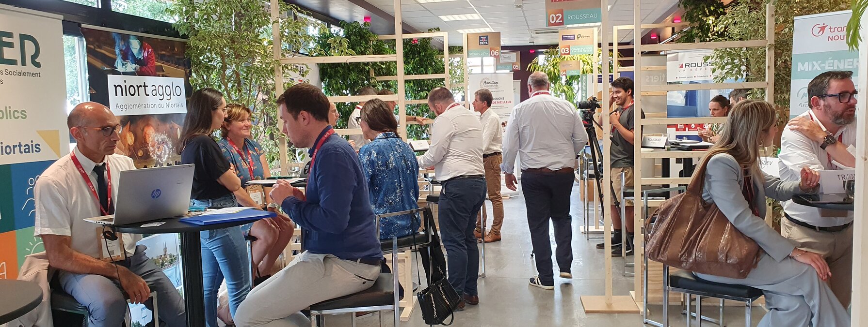 Tables de rendez-vous entre fournisseurs locaux et acheteurs publics et privés, bannière Niort Agglo visible en arrière-plan.