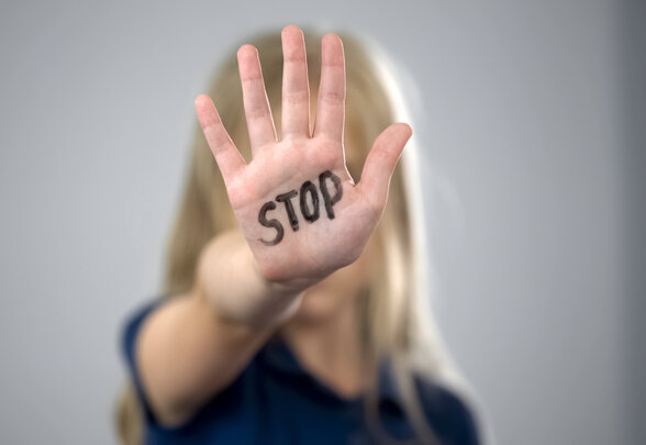 Main tendue paume ouverte avec le mot « STOP » inscrit, geste de refus symbolisant la lutte contre la soumission chimique. - Agrandir l'image, fenêtre modale