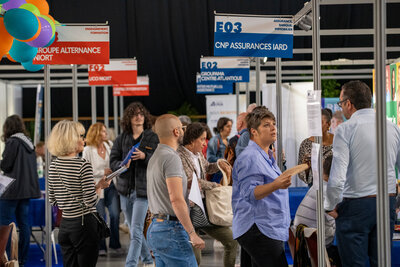 Visiteurs circulant entre les stands d'employeurs, dont CNP Assurances IARD et Groupama Centre-Atlantique