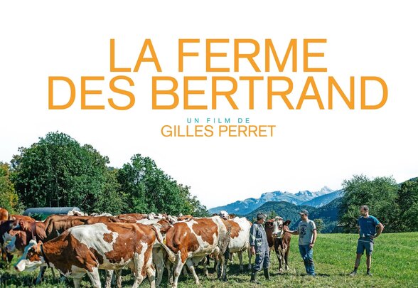 Affiche du documentaire : éleveurs avec leur troupeau de vaches laitières dans un pré alpin face aux montagnes - Agrandir l'image, fenêtre modale