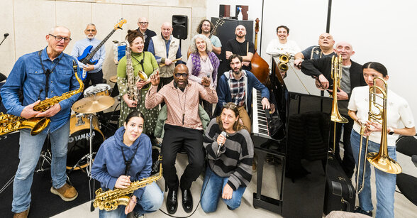 Jeff Gardner, artiste de jazz américain, posant avec les élèves de la Master class et leurs instruments - Agrandir l'image, fenêtre modale