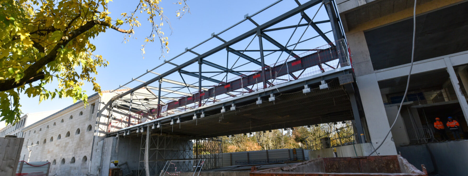 Bâtiment pont de la médiathèque Pierre Moinot
