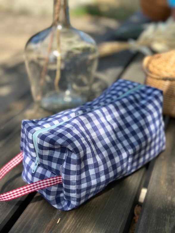 Trousse confectionnée en tissu vichy bleu et blanc, avec fermeture éclair et anse à carreaux rouges - Agrandir l'image, fenêtre modale