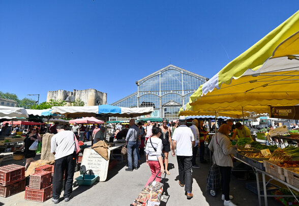Marché en plein air animé, étals de légumes frais sous auvents colorés et grande halle à verrière - Agrandir l'image, fenêtre modale