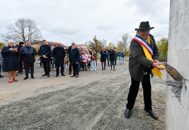 Lancement du projet de création d'un pôle commercial à Fors, avec la dépose de la 1ère pierre d’une friche en centre-bourg.