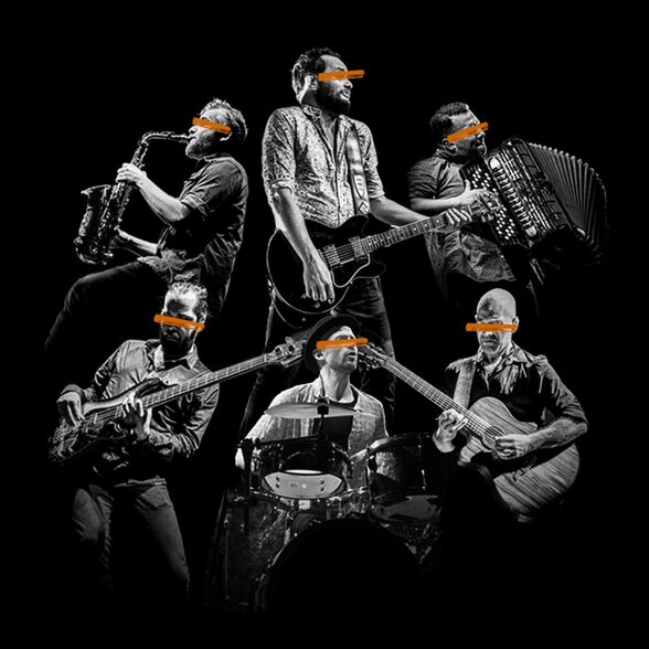 Composition de six musiciens en noir et blanc jouant saxophone, guitare électrique, accordéon, basse et batterie, yeux masqués d'un bandeau orange - Agrandir l'image, fenêtre modale