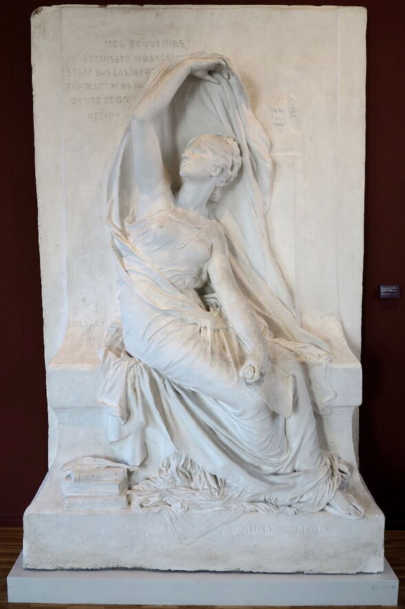 Allégorie féminine drapée soulevant un voile, livres à ses pieds, inscription « À Daniel Stern » et titres de ses œuvres gravés - Agrandir l'image, fenêtre modale