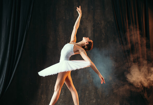 Ballerina in white dress dancing in ballet class - Agrandir l'image, fenêtre modale