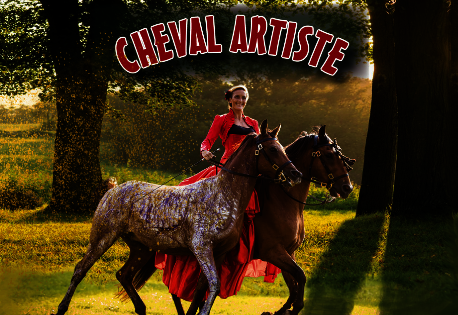 Week-end des 13 et 14 septembre : artiste en costume rouge accompagnant deux chevaux, ateliers et échanges au programme - Agrandir l'image, fenêtre modale