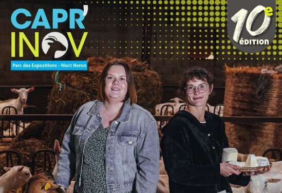 Affiche 10e édition Capr'Inov : deux éleveuses en chèvrerie entourées de chèvres, l'une tenant un plateau de fromages - Agrandir l'image, fenêtre modale