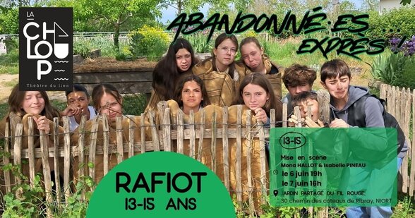 Dix jeunes comédien·nes en costume terreux, penchés derrière une clôture en bois dans un jardin ensoleillé - Agrandir l'image, fenêtre modale