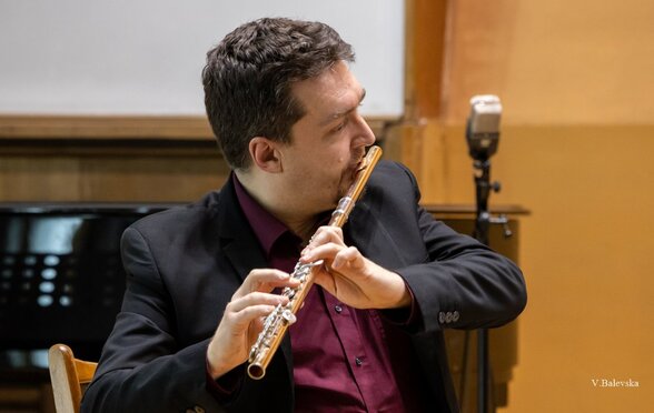 Alexis Kossenko interprète un morceau à la flûte traversière en bois lors d'un concert en salle - Agrandir l'image, fenêtre modale