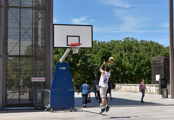 Match de basket sur les hauts de Breche - Agrandir l'image, fenêtre modale
