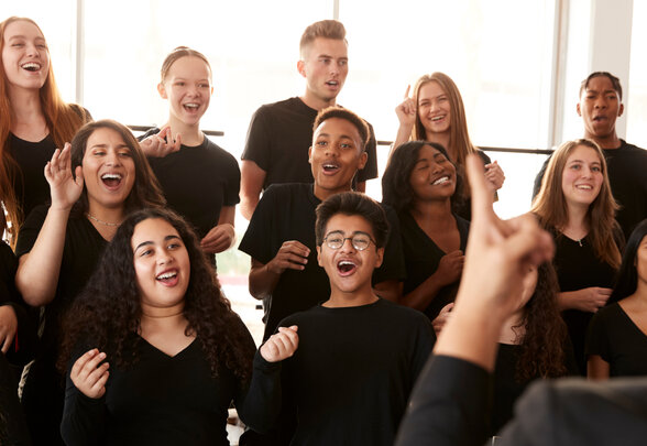 Male And Female Students Singing In Choir With Teacher At Performing Arts School - Agrandir l'image, fenêtre modale