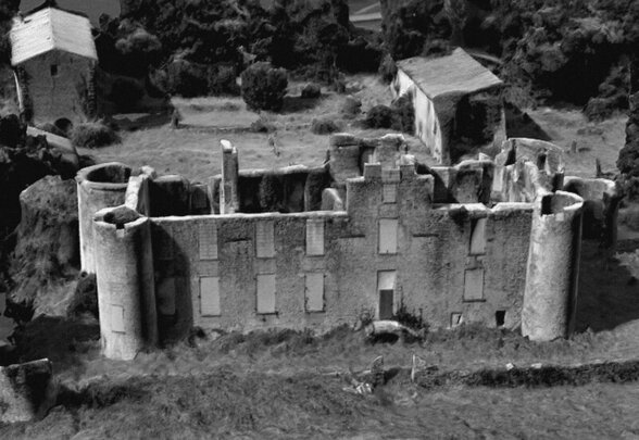 Rendu 3D aérien en noir et blanc des ruines du château, avec ses deux tours rondes flanquant le corps de logis central - Agrandir l'image, fenêtre modale