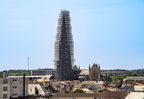 Clocher de l'église Notre-Dame de Niort entièrement enveloppé d'échafaudages lors des travaux de restauration