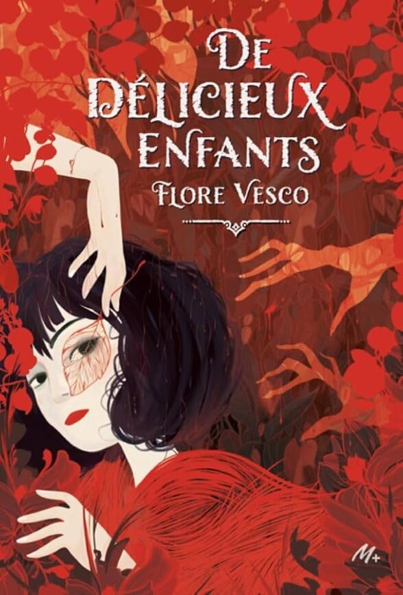 Couverture illustrée : jeune femme aux cheveux noirs dans une forêt rouge inquiétante, mains fantomatiques en arrière-plan - Agrandir l'image, fenêtre modale