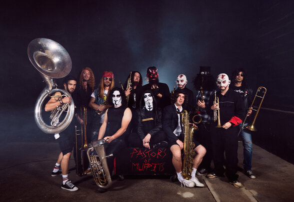La fanfare Pastors of Muppets posant avec leurs instruments à vent, en costume scénique métal avec masques et maquillage - Agrandir l'image, fenêtre modale